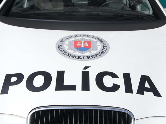 polícia, policajné auto, policajti