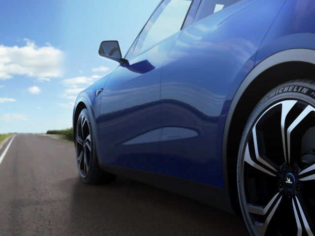 4w-rt-tire-michelin-pilot-sport-ev-en-product-in-context-2-nosignature-square