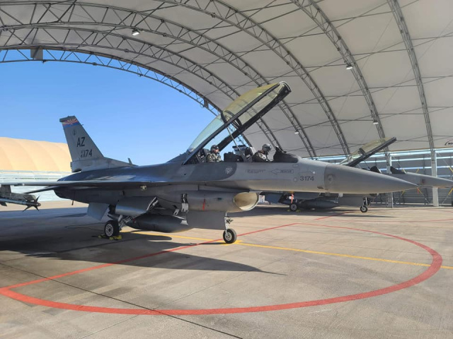 Prvým slovenským pilotom, ktorý pod dohľadom inštruktora v uplynulých dňoch riadil stíhacie lietadlo F-16, je nadporučík Lukáš Kúdela.