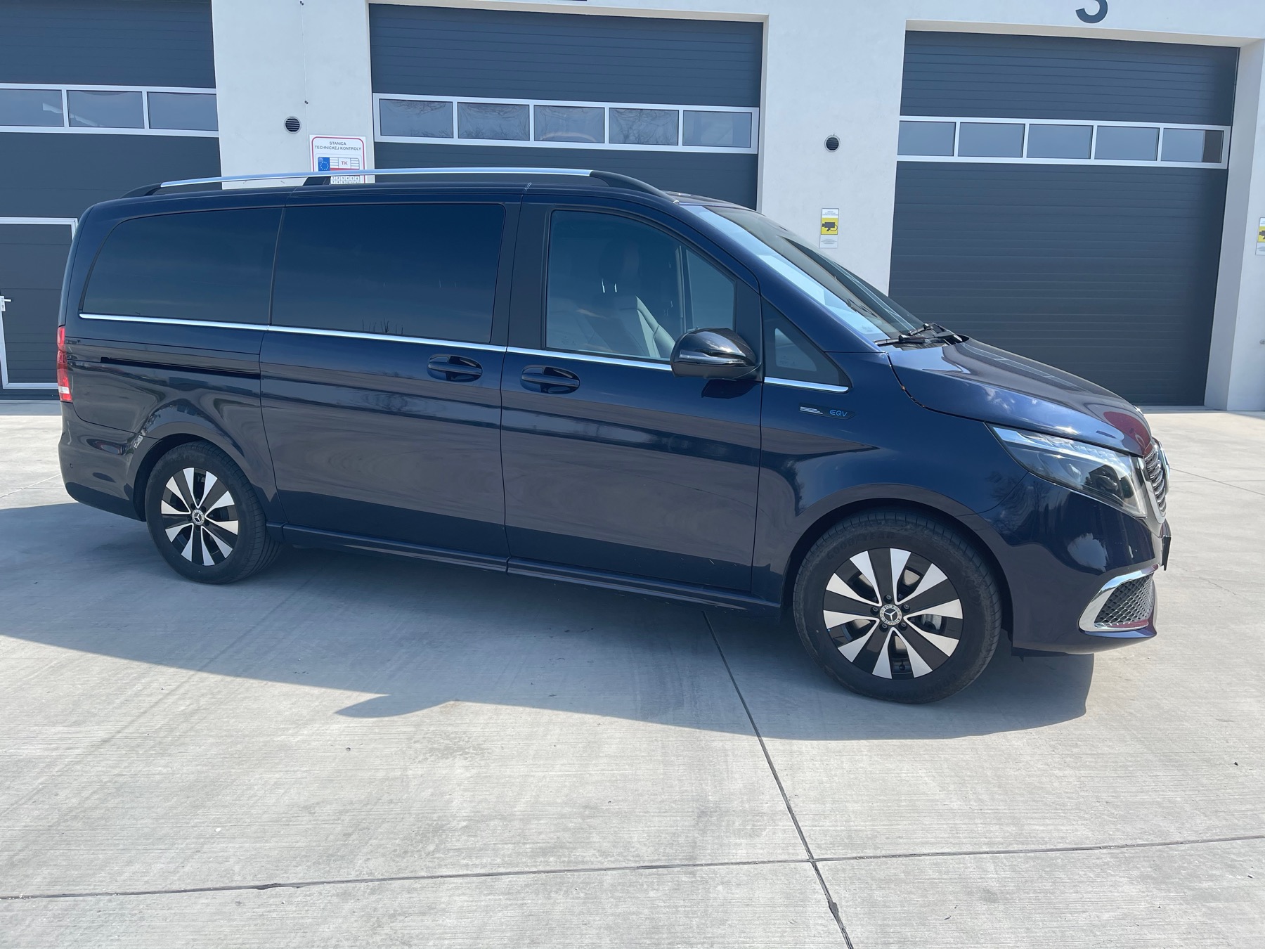 Mercedes EQV vsadil zvonku na estetický minimalizmus. Na prvý pohľad ako auto za stotisíc eur nevyzerá.