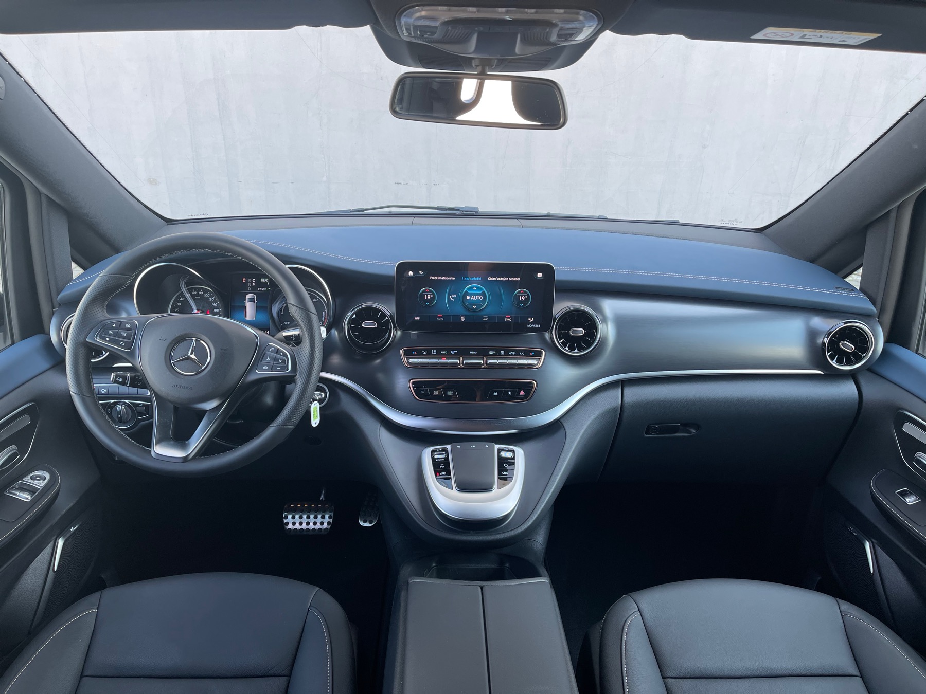 Mercedes EQV nemá, na rozdiel od väčšiny nových mercedesov, prístrojovku zloženú z dvoch veľkých "skejtbordových" displejov.