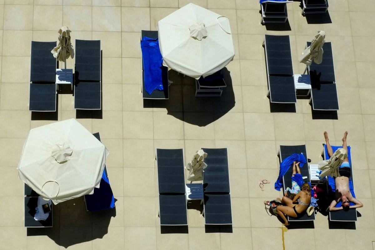 Cyprus, dovolenka, pláž, hotel, ležadlá, slnečníky