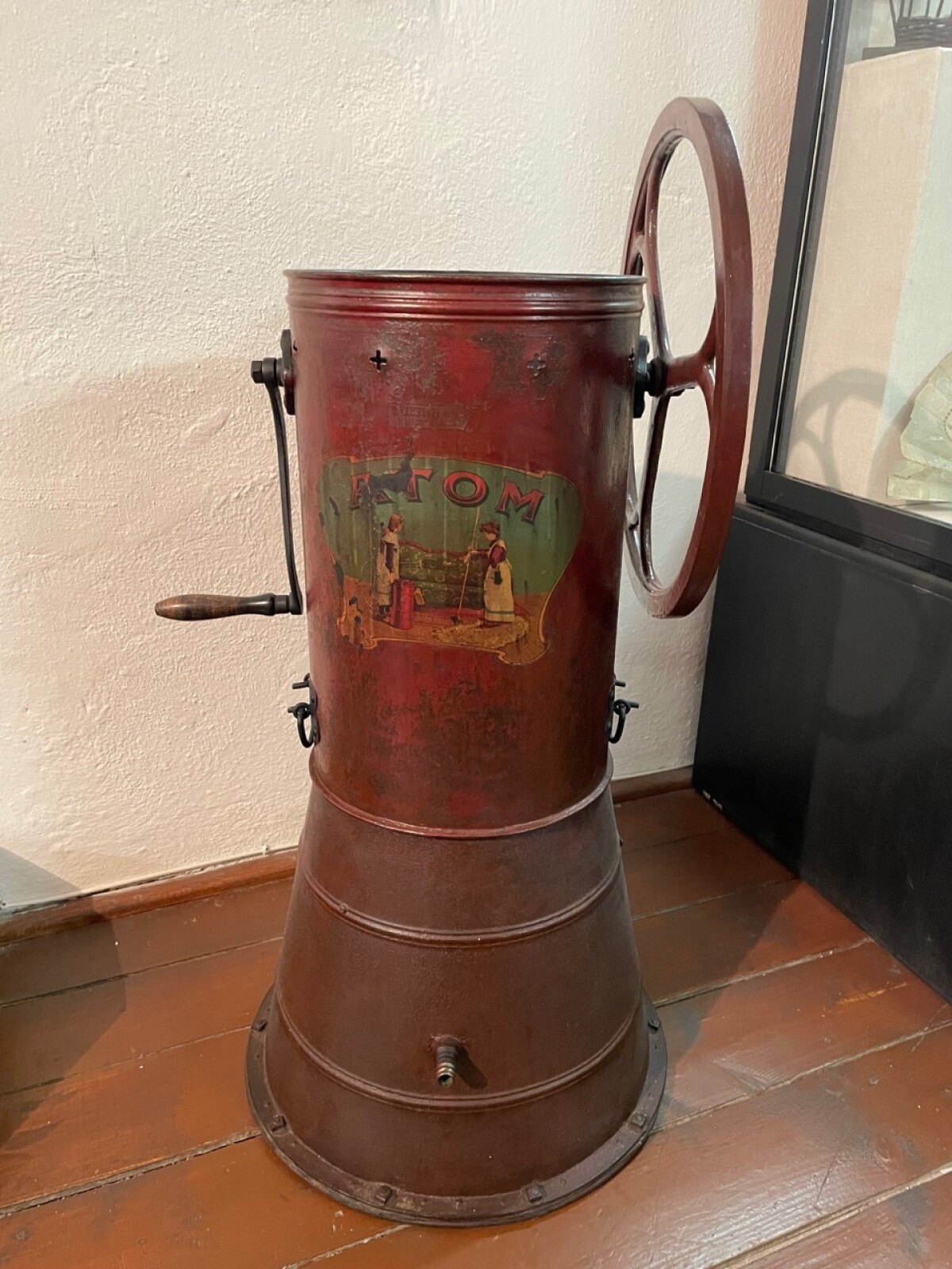 Historický vysávač značky Atom