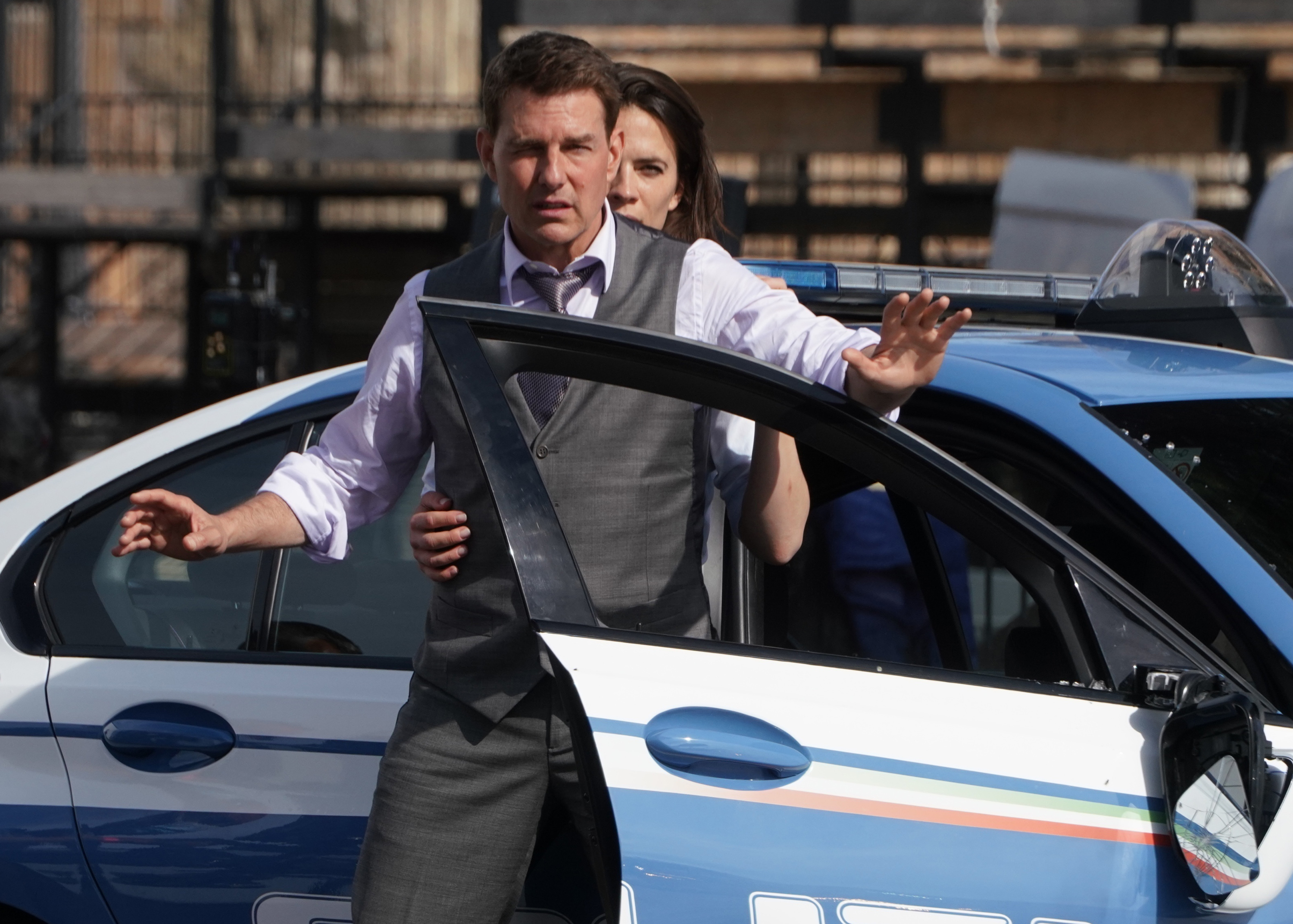 Tom Cruise a Hayley Atwell pred kamerami filmu  "Mission: Impossible 7" .