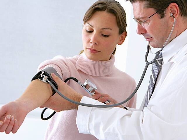 tlak, vysoký tlak, meranie tlaku, doktor, pacientka