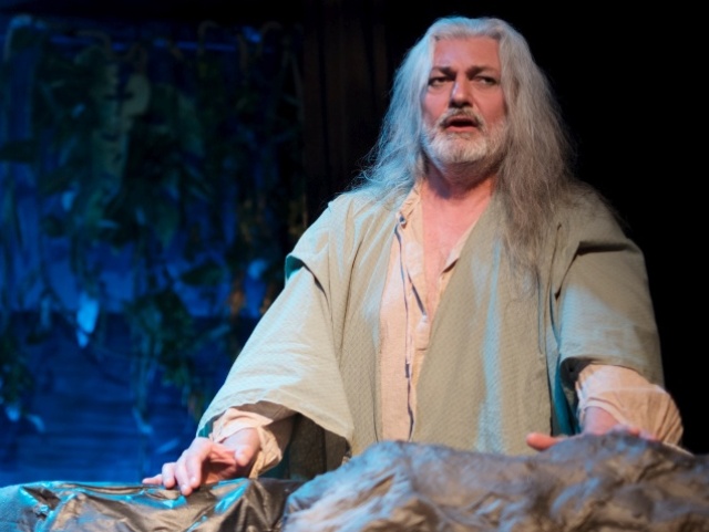 opera Rusalka Daniel Hulka ako Vodnik. V pozadi Ester Pavlu ako Cudzia knazna a Peter Berger ako Princ. Foto Petr Mracek. KVart Production