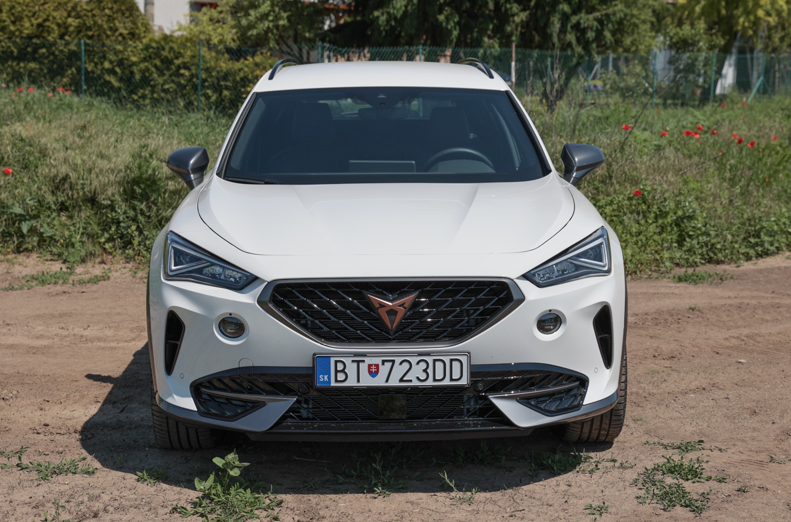Cupra Formentor má naozaj nápadnú a nezameniteľnú prednú masku. Je to síce len detail, ale použitá medená farba na logu, volante a ďalších miestach dosť pridáva autu na exkluzivite.