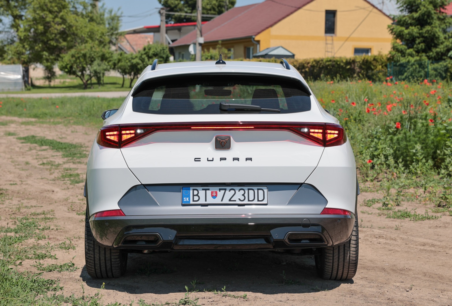 Zadnej časti dizajnovo dominujú prepojené horizontálne orientované svetlá. Kufor má objem 450 litrov,  štvorkolka ponúka o 30 menej a plug-in hybrid ho má menší o vyše sto litrov.