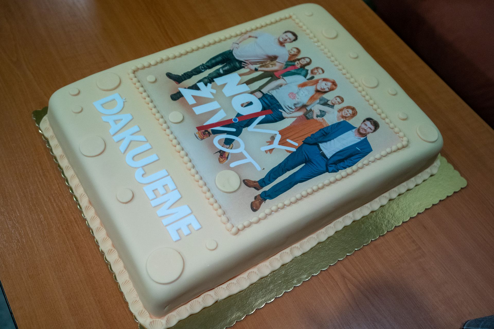 Herci a štáb si poslednej klapke pochutili na špeciálnej seriálovej torte.