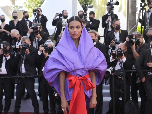 Modelka Tina Kunakey bola neprehliadnuteľná v kreácii Valentino Haute Couture. 