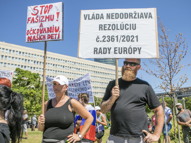 protest proti "očkovaniu a zotročovaniu"
