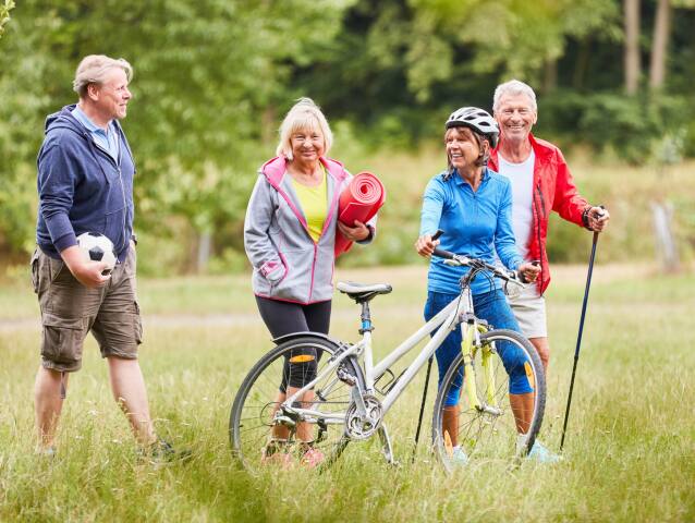 seniori, park, športy, pohyb, aktivita, bicykel, jóga, nordic walking, futbal