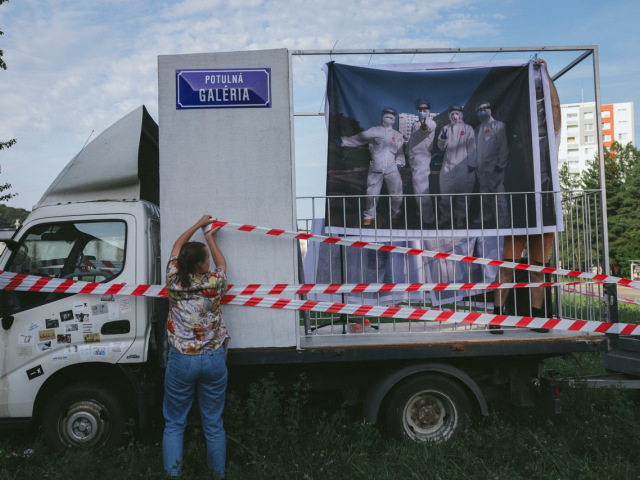Potulna Galeria Stano Masar  Balkon  Viera Zubalova a Lubos Lorenz performance  fotka Boris Nemeth  Platforma Nerv Humenne  photo Alexandra Keselicova
