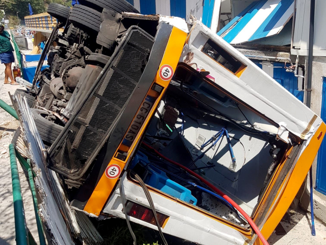 Taliansko Capri autobus zrútenie pláž vodič úmrtie
