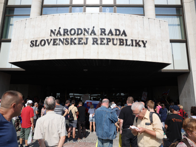 protest pred parlamentom, koroanvírus
