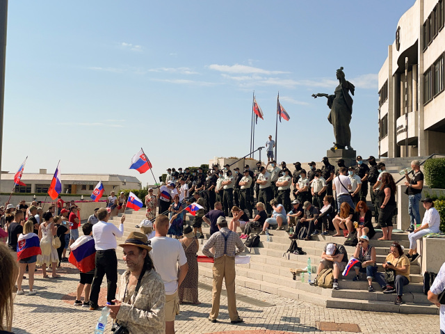 protest pred parlamentom