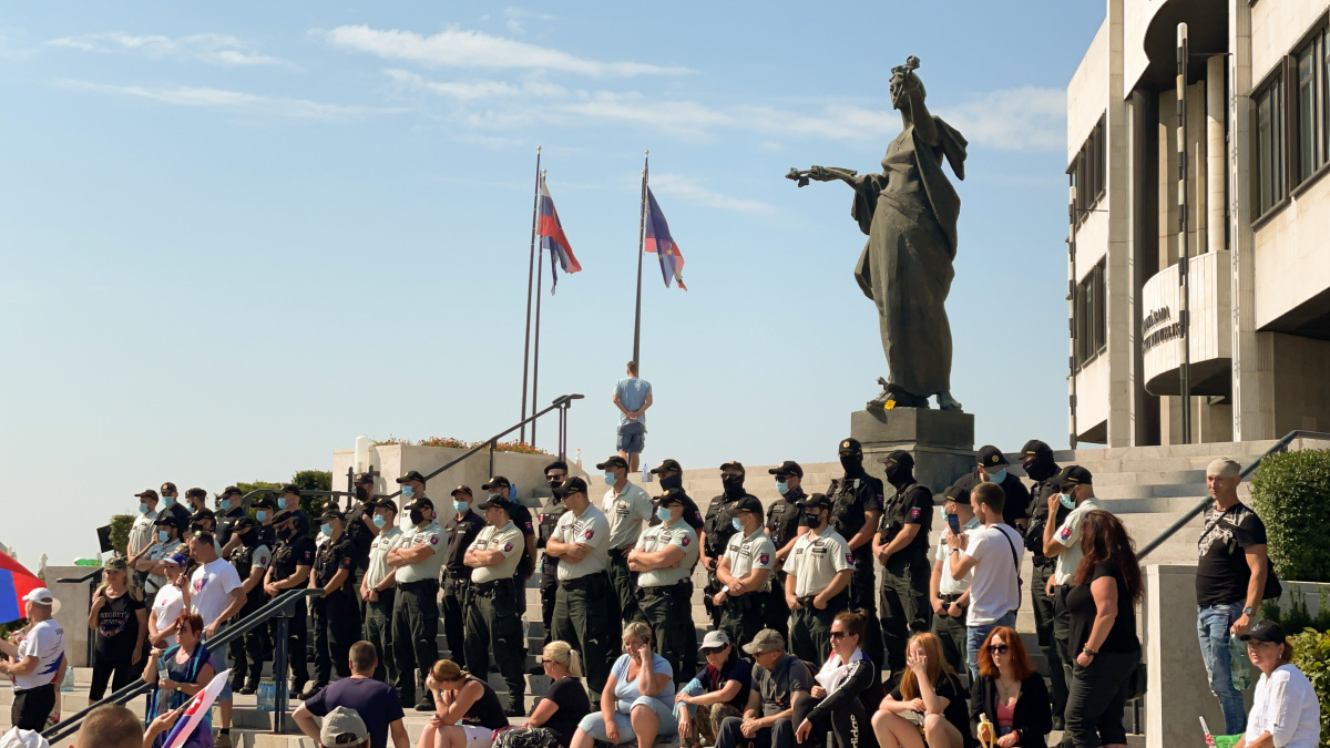 Protest pred parlamentom
