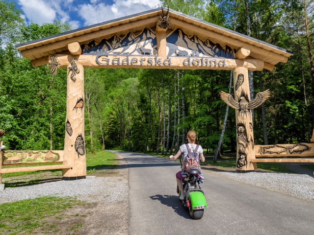 Blatnica, Gaderská dolina, skúter, cestovanie, les, príroda, turistka
