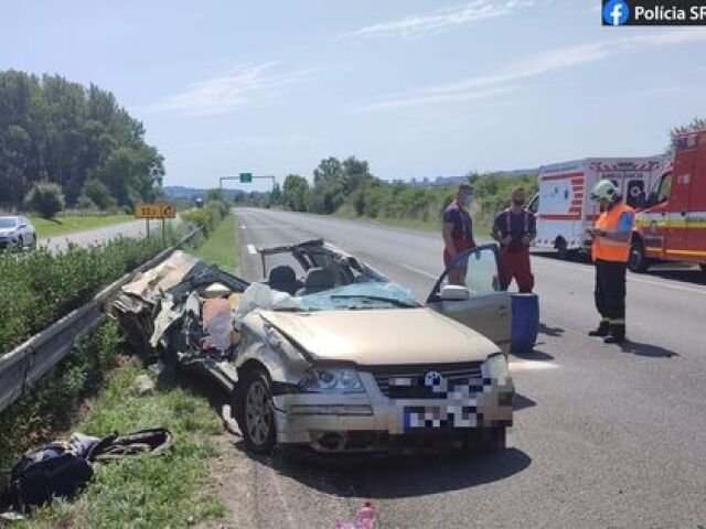 Vodič VW Passatu nezaregistroval dodávku stojacu v kolóne.