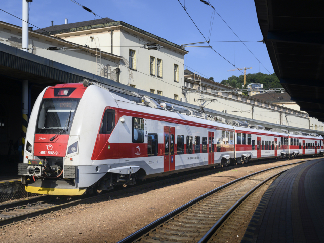 SR Doprava Doležal ZSSK Podpis Zmluva Súpravy Nové BAX