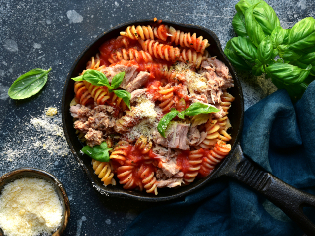 fusilli, omáčka, cestoviny, bazalka, paradajky