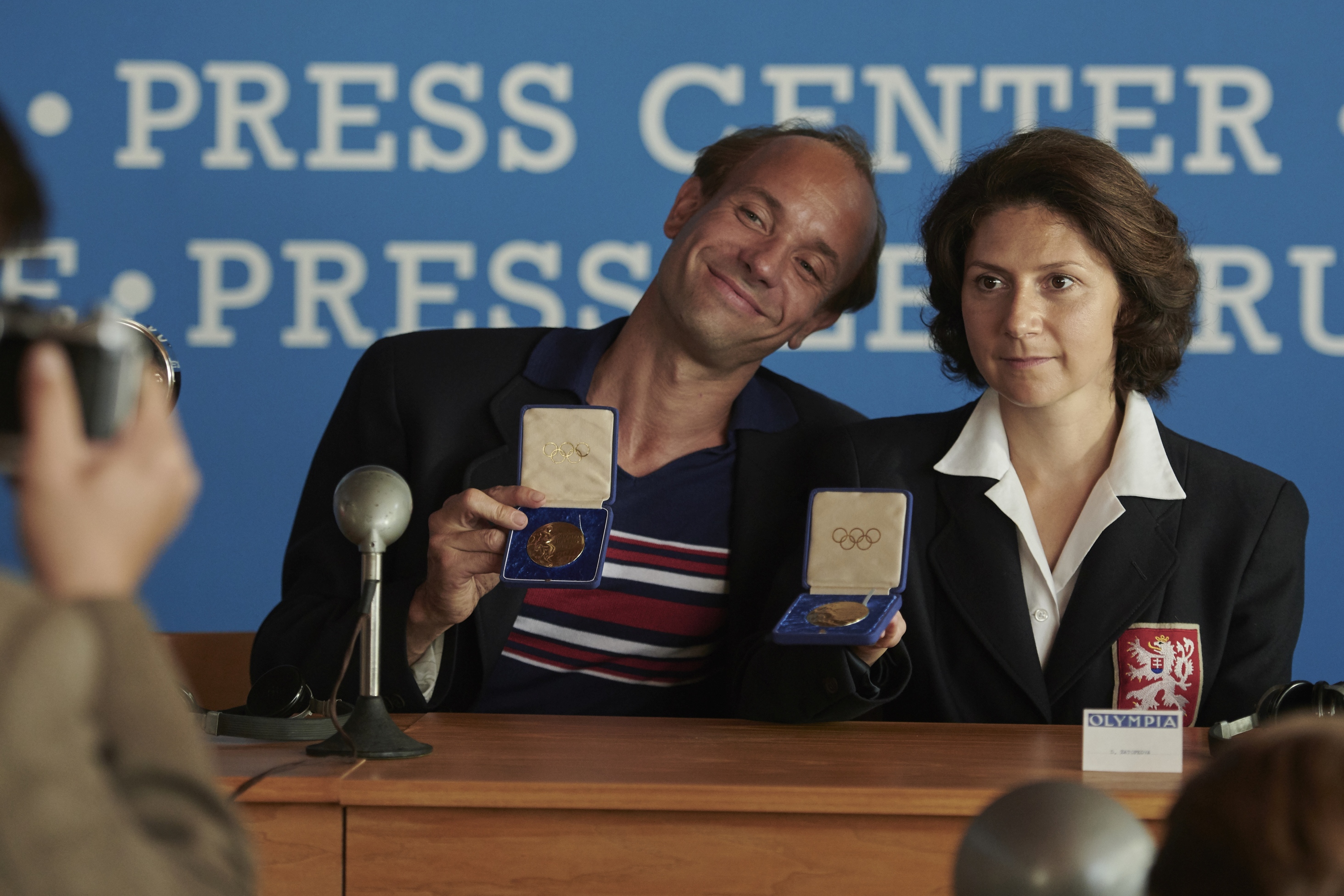 Česká herečka Martha Issová stvárnila vo filme Zátopek jeho manželku - oštepárku Danu Zátopkovú. Emila Zátopka si zahral Václav Neužil.