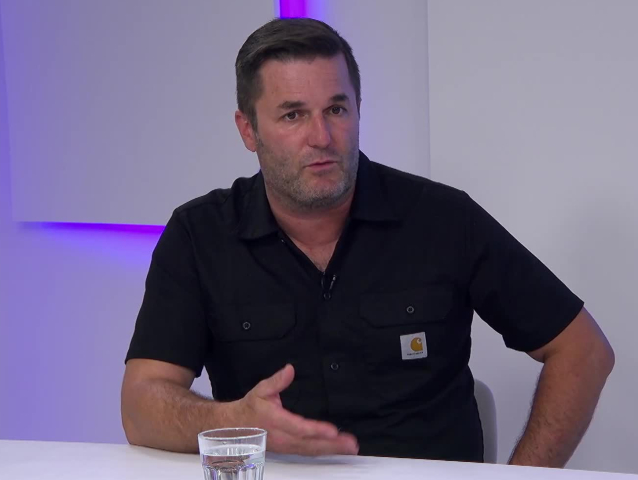 Vratko Rohoň, Ide o peniaze
