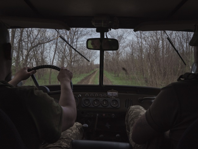Ukrajina / Vojak / Auto / Hliadka / Stráž / Cesta /