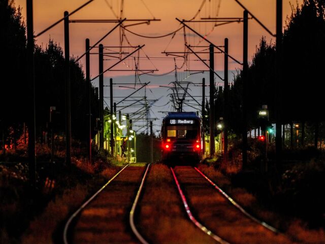 vlak, metro, železnica, koľaje,