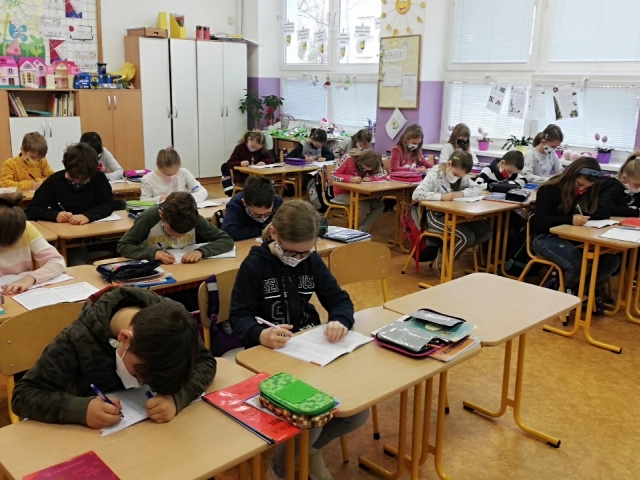skola, pandemia, virus, koronavirus, vyucovanie, hodina, ziak