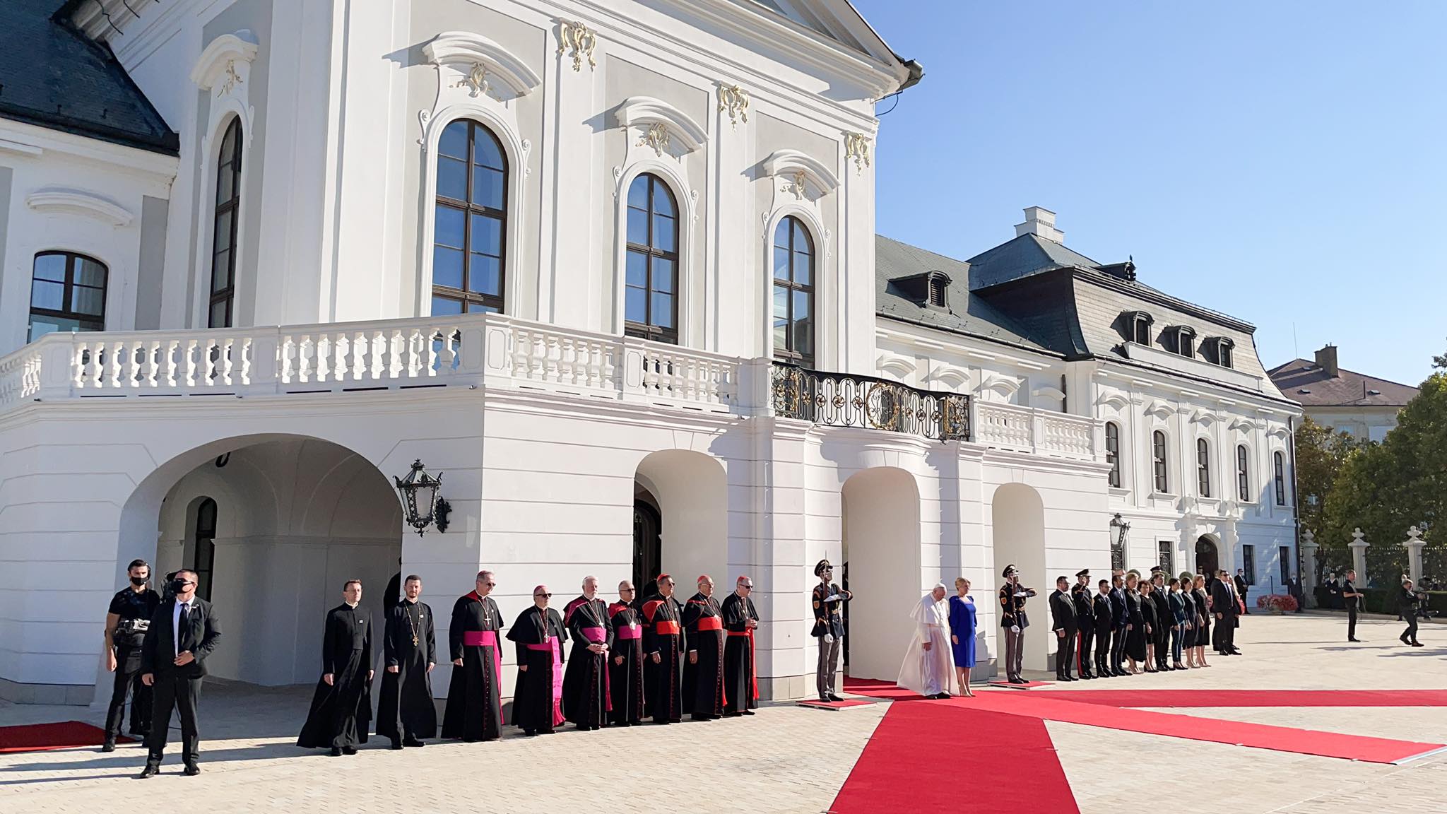 Pápež František a prezidentka Zuzana Čaputová počas privítacieho ceremoniálu v Prezidentskom paláci 13. septembra 2021 v Bratislave