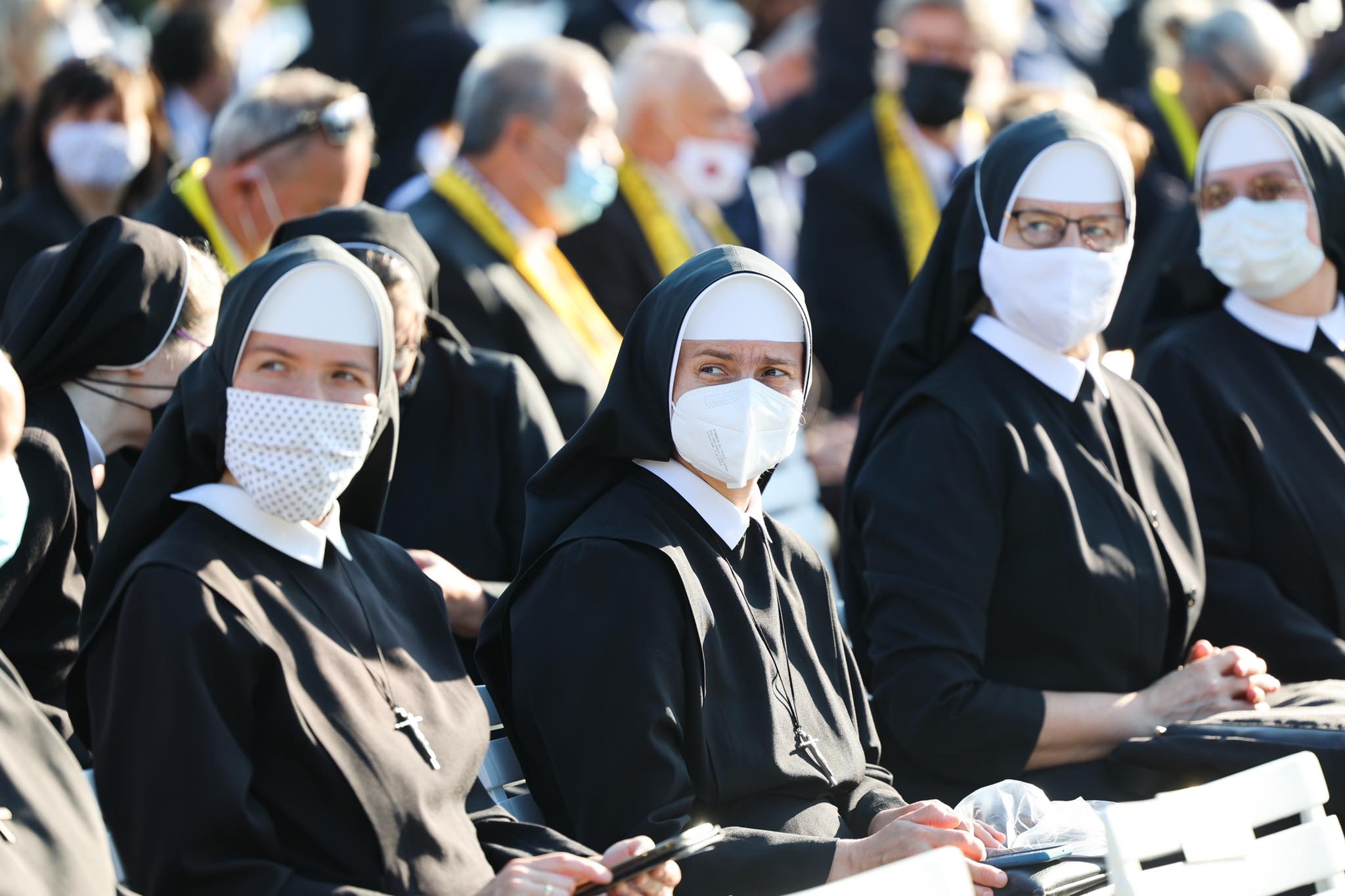 Rehoľníčky čakajú na príchod pápeža Františka počas stretnutia s prezidentkou Čaputovou v Prezidentskom paláci 13. septembra 2021 v Bratislave
