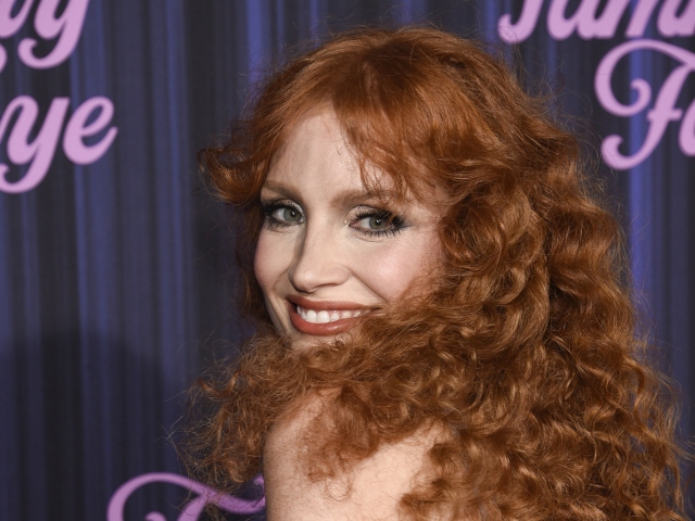 Herečka Jessica Chastain v šatách Burberry na premiére filmu The Eyes of Tammy Faye.