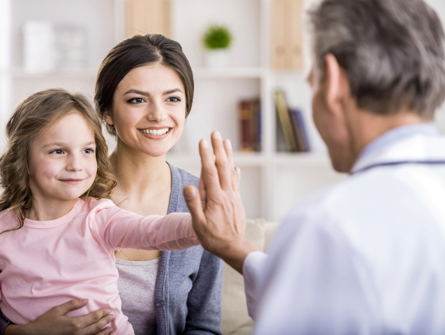 mama, dieťa, doktor, high five