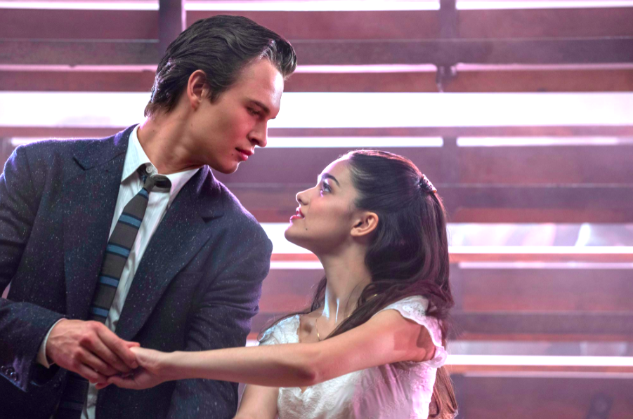 Ansel Elgort a Rachel Zeglerová v hlavných úlohách muzikálu West Side Story (2021) v podaní režiséra Stevena Spielberga.