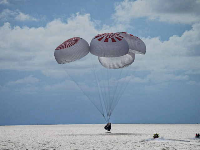 SpaceX, vesmírni turisti