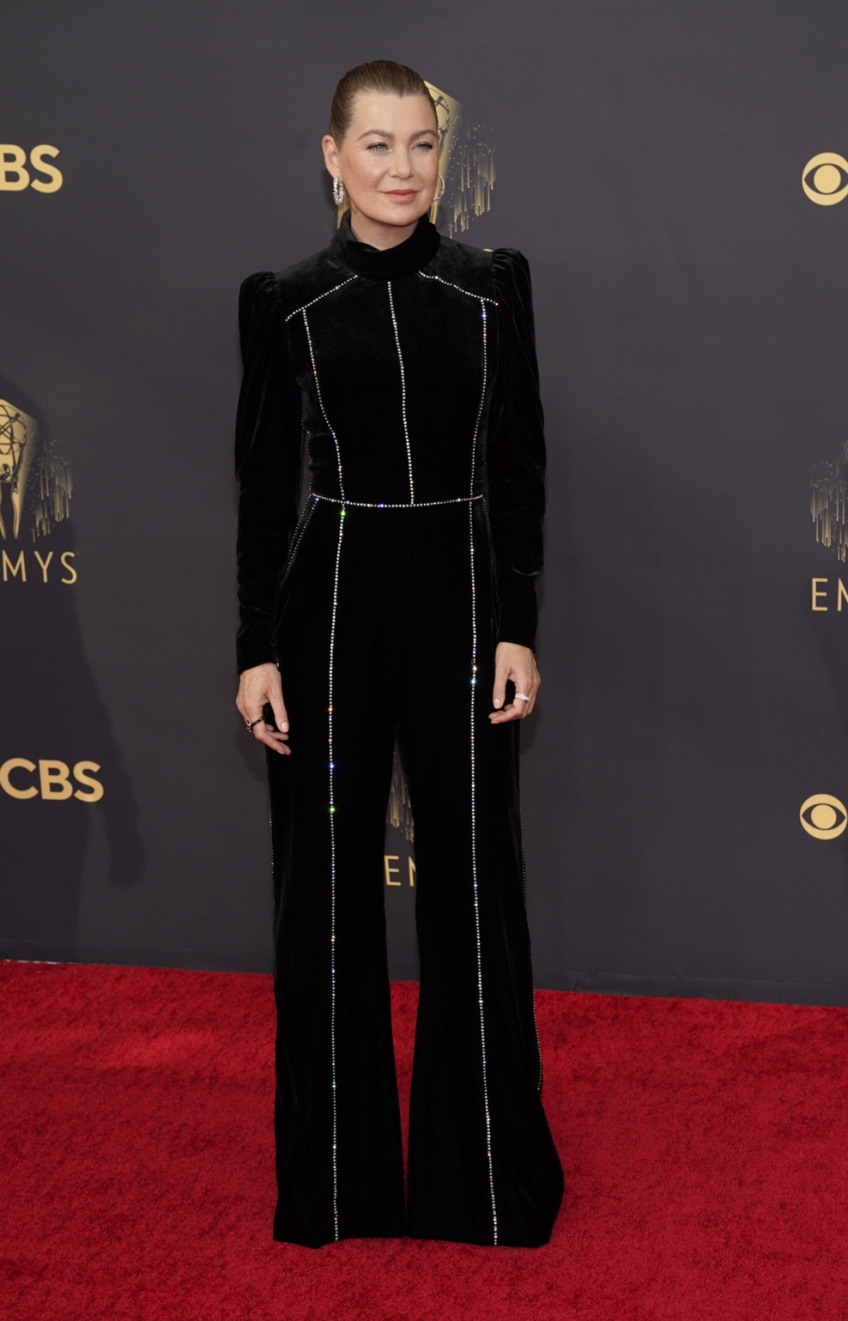Herečka Ellen Pompeo v nohavicovom overale Elie Saab.