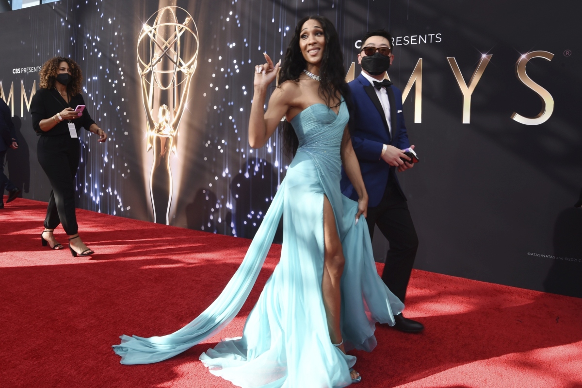 Herečka Michela Jaé Rodriguez v kreácii Atelier Versace.