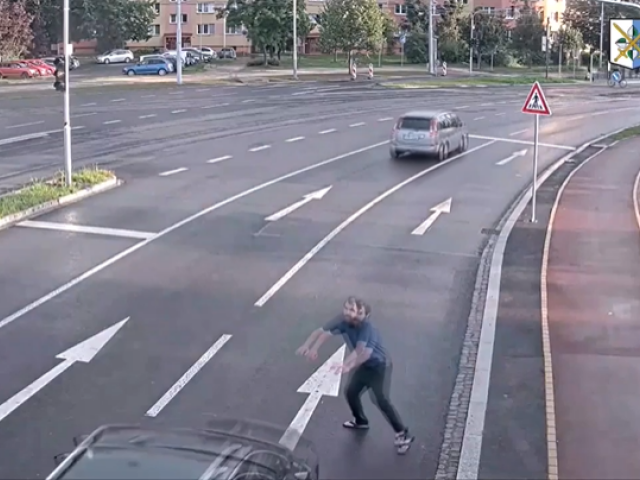 muž skočil pod auto