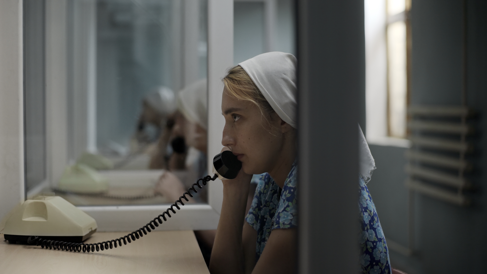 Jedna z hlavných postáv filmu Cenzorka je Lesja, mladá žena, ktorá zo žiarlivosti zabila svojho partnera. Vo väzení porodila aj svoje dieťa.