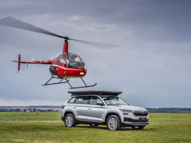 Skoda Kodiaq - pristátie vrtuľníka Robinson na streche