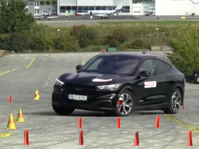 Ford Mustang Mach-E - losí test 2021.jpg