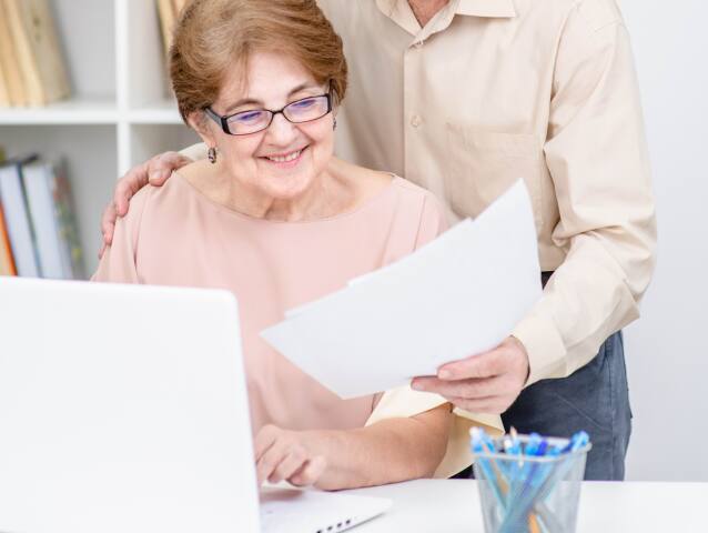 manželia, seniori, papiere, notebook, úsmev