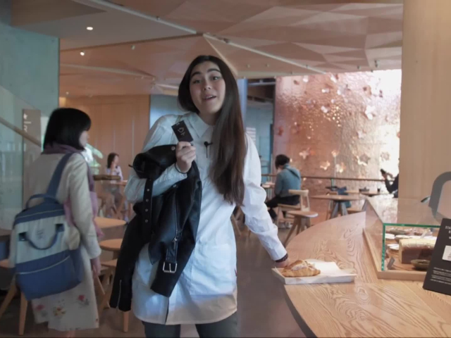 Naomi v Japonsku, Starbucks