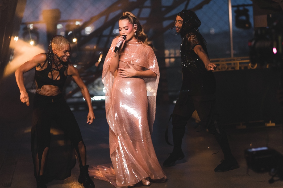 Speváčka Rita Ora počas svojho špeciálneho vystúpenia na parížskej Eiffelovej veži. 