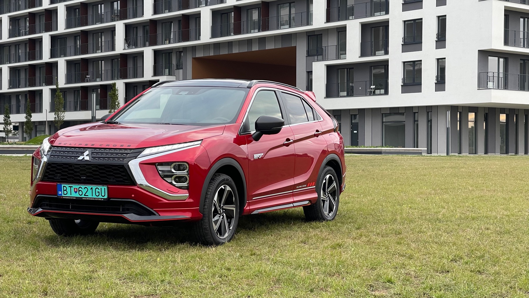 Eclipse Cross na prvý pohľad zaujme výraznou prednou maskou.