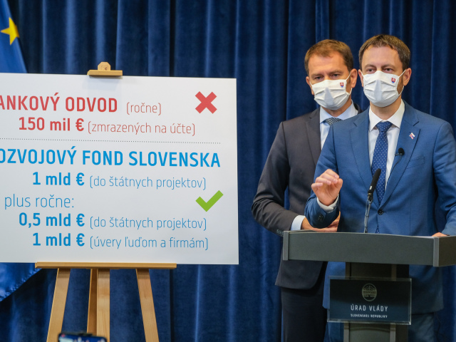 Igor Matovič a Eduard Heger pri oznamovaní rušenia bankového odvodu.