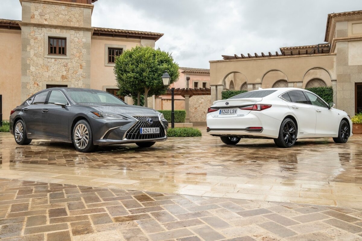 Lexus ES 300h - 2021