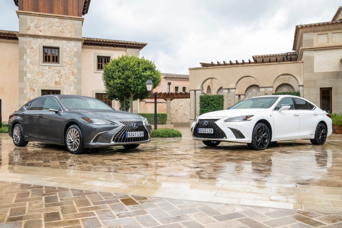 Lexus ES 300h - 2021