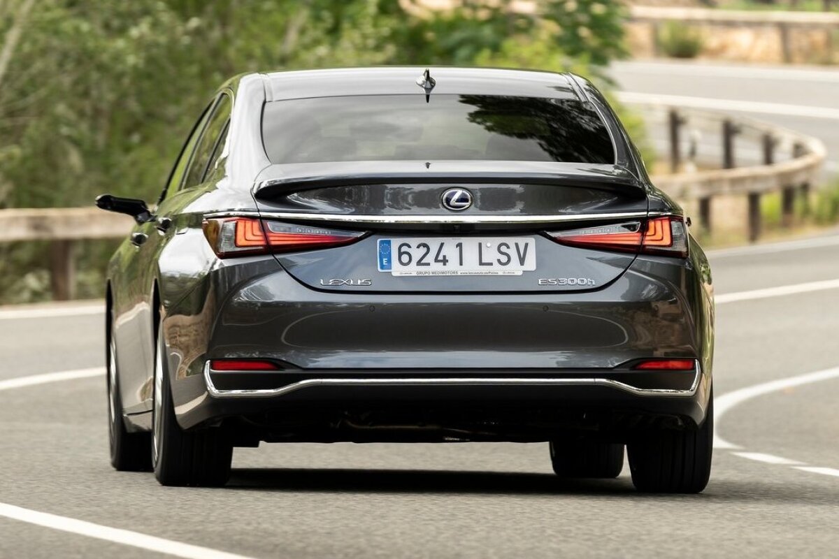 Lexus ES 300h - 2021